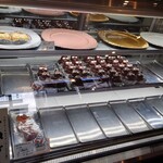 Shita Ameya - 櫥窗內的狸貓