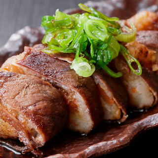 可盡享，烤制而成的“土豆燉肉”等，酒宴上豐富多彩的菜品。