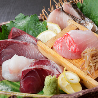 【精選食材】享受融合了新鮮海鮮和時令食材的創意日本料理。