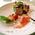 前菜の盛り合わせ（伊勢海老のババロア・牛肉のテリーヌ・サーモンのカルパッチョ）