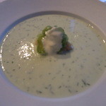 胡瓜の冷製スープ　ディール風味　ガルネーレンプッファーを添えて
          