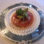 銀座 ハプスブルク・ファイルヒェン - 鱸のシュニッテ　赤パプリカのアオフラオフを包み込んでトマトのヴィネグレット
      