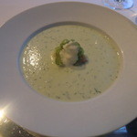 銀座 ハプスブルク・ファイルヒェン - 胡瓜の冷製スープ　ディール風味　ガルネーレンプッファーを添えて
      
