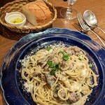 ルータ - 料理写真:プランゾB　自家製サルシッチャとキノコのオイルパスタ、バゲット