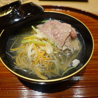 京味 もと井 - 御椀：牛しゃぶ沢煮椀、ごま油で炒めた人参とごぼう、うどと三つ葉