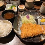勝烈亭 - 六白黒豚ロースかつ定食（赤だし＋ごはん＋香の物＋すりごま＋おろし）