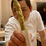 食堂えびちゃん - ⑦アスパラ天ぷら ～〜極太のアスパラガスを揚げたて熱々の天ぷらで目の前に。ほんのり湯気がたつビジュアルにシャリシャリとした音と塩のバランスがまた旨味を感じさせる。熱っ‼︎