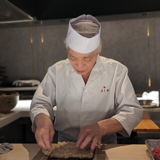 Master chef Isao Yoshikawa, who has mastered Edomae sushi, offers hospitality with a “handful of heart and soul.”