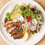 Oriental salsa salad with cilantro, jerk chicken, and mushrooms