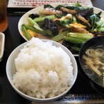 居酒食堂 わ楽 - 豚肉とキクラゲの卵炒め定食