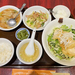 龍口酒家 - 揚鶏・野菜のせ醤油タレ麺(八宝湯付)セット