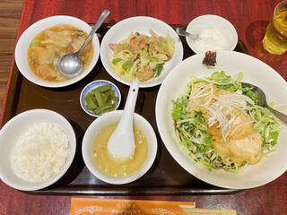 龍口酒家 - 揚鶏・野菜のせ醤油タレ麺(八宝湯付)セット