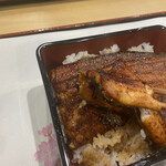 大衆うなぎ もとやま - 肉厚の鰻が、箸で摘むとホロホロ崩れます