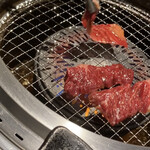 焼肉 犀 - ハラミ(焼き始め)