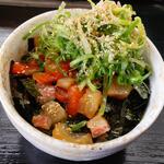 和 - 海鮮丼,ネギと胡麻の下にはサーモン、はまち、鯛の切り身 ※拡大 (2023.03.31)