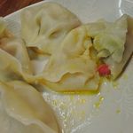 哈爾濱餃子 - 名物のトマト餃子　中からトマトが見えます