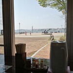 港屋 千兵衛 - 窓の外に広がるノーフォーク広場。向こう岸は山口県下関市です。