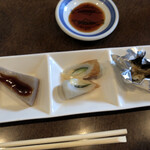 かなめ寿司 - 温かいこんにゃく味噌田楽、ちくわきゅうり、イカの肝和え