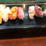 かなめ寿司 - 玉子の真ん中にはうずらも埋まって、細やかな仕事。