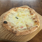 ピッツェリア飛行船 - フォルマッジオ　1050円　白糠酪恵舎のモッツァレラとロビオーラ、イタリア産グラノパダーノの3種のチーズを使用