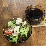 ピッツェリア飛行船 - セットメニューのサラダとコーヒー