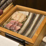 天白 - 魚介類。左上の帆立の貝柱の大きさにびっくり。