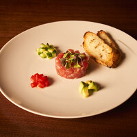 TUNA TARTAR 鮪のタルタル グリーンサラダ アボカド添え