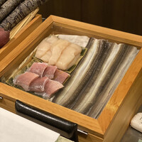 天白 - 魚介類。左上の帆立の貝柱の大きさにびっくり。