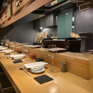 1～10名様までご利用可能なカウンターは、デートや記念日のお祝いなどに最適です。