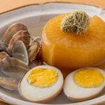 山藥海帶蘿蔔和雞蛋的蛤蜊高湯關東煮