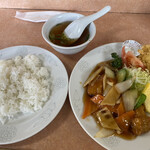 Kuuron - 今回の注文品
                        鶏天と酢豚の日替わりランチでした
                        生野菜、スープ、フルーツも付いて嬉しいバランスです