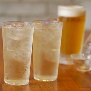 用自制碳酸水制作的蘇打威士忌和酸味雞尾酒。享受爽快的飲料