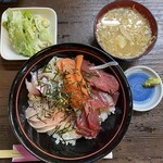 居喰処 光 - 2023/03/31
                                ランチ 本日おすすめ
                                海鮮丼 1,000円
                                持ち帰り ベトナム料理
                                チキンレモン クラスセット 700円