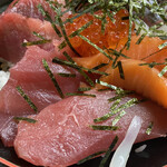 居喰処 光 - 2023/03/31
      ランチ 本日おすすめ
      海鮮丼 1,000円
      持ち帰り ベトナム料理
      チキンレモン クラスセット 700円