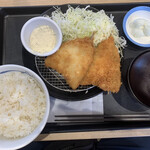 松屋 - 念願のワサビホイップ付き。(左上の青縁の小皿)二日連続揚げ物はキツい。