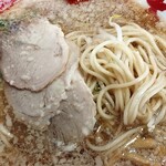 徳島ラーメン 東大 - 麺とチャーシュー