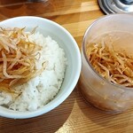 徳島ラーメン 東大 - サービスの辛もやし