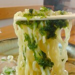 喜一 - あおさが絡んだ朝日屋食品の中太麺