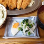 こうだ - 箸休めのお漬物は彩りもよく、味も食感も楽しめるバリエーション。