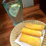 焼鳥 づぼら - バカルディモヒートとチーズロール揚げ400円。