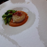 イル ギオットーネ ディ ピュー - PRANZO a　前菜 新鮮な帆立貝、温かいお野菜のクレマといろんな緑野菜、チョリソー風味