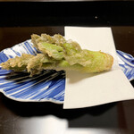 よし町 - ・女化産筍 天麩羅
      焼きのやつより揚げてある方が筍の香り良かった！
      
      ・うどの芽 たらの芽 こごみ 天麩羅
      天麩羅好きだから嬉しい〜！
      山菜も好きだし嬉しいー！
      しみじみ大人になった気がするわ