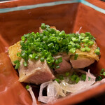 よし町 - ・つくば鶏 新玉葱 ポン酢
      鶏皮カリッと中が筋肉のムキムキ感あるやつでレアっぽくてうめー！