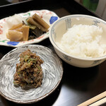 よし町 - 手前の蕗のとう味噌まじうめー。おかわりしちゃった。鶏そぼろと蕗のとう！味濃すぎず蕗のとう苦すぎず、というか市販のやつより蕗のとう率超高くて好きまじうめー