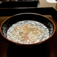 よし町 - ・鹿嶋産蛤 ちり葱
                化け物レベルのサイズの蛤使ってて草ww
                表面片栗粉か何かまぶしててプルントゥるんして好き！
                潮汁みたいな感じで優しい〜