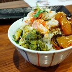 灼味噌らーめん 八堂八 - 活ズワイガニ蒸し身のトビッ子マヨ