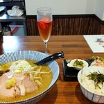 灼味噌らーめん 八堂八 - ロゼスパークリング、活ズワイガニ蒸し身のトビッ子マヨ