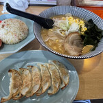 えびすラーメン - 大黒ラーメン（みそラーメン）・半チャーハンセット・豚にら餃子