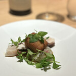 マンサルヴァ - 魚と肉を同じ皿で楽しむ事も多いというスペインにもルーツがある、髙橋シェフらしい一皿。
      シマアジと豚足を、新玉葱が上手につなぎます。