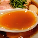 自家製手もみ麺 鈴ノ木 - 醤油特製ラーメン 
      醤油の輪郭キレがある味と、
      豊かな香味、酸味は微かに感じます。
      タップリ鶏油で香りとコクが、
      ベース出汁が見分け難いですが、
      後味のコクや旨味、魚介や香味野菜を感じました。